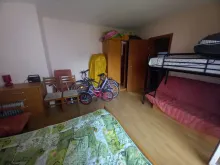 Duże łóżko i łóżko piętrowe
