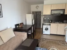 sofa i meble kuchenne w salonie
