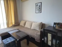 sofa i stolik kawowy w pokoju