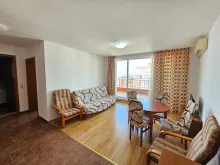 Stół jadalny i sofa w saloni