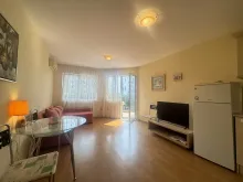 Telewizor i lodówka w pokoju