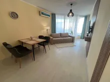 Sofa i stół w salonie