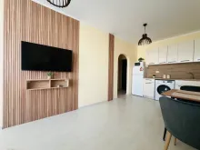 Telewizor na ścianie i sofa