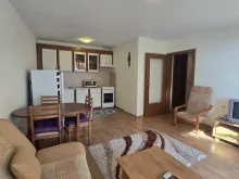 Sofa i stół w pokoju