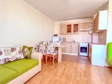 Zielona sofa w pokoju