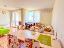 Panoramiczne okno w pokoju dziennym