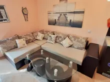 Duża sofa w pokoju