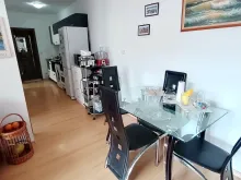 stół w mieszkaniu