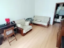 dwa sofy w pokoju