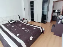 duże łóżko i szafa