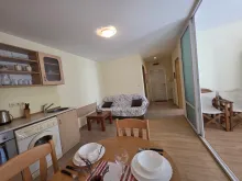 Green Fort | Trzypokojowe mieszkanie nad morzem: salon, kuchnia
