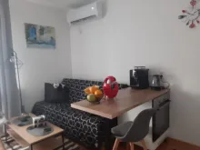 sofa i stół jadalniany