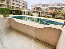 Balkon z widokiem na basen