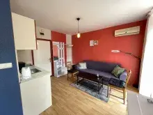sofa w pokoju