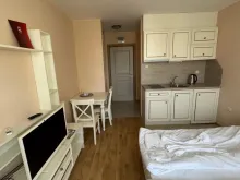 meble w jasnym kolorze w pokoju