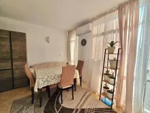 Stół i sofa w pokoju