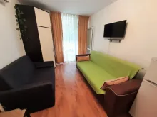 Sofa i telewizor w pokoju