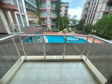 Widok na basen z tarasu