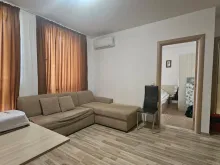 duża sofa w salonie