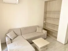 sofa w pokoju w jasnych kolorach