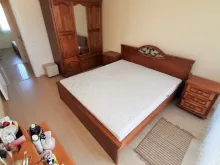 Łóżko w pierwszej sypialni z garderobą