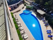 Balkon z widokiem na basen