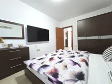 Łóżko w sypialni i telewizor