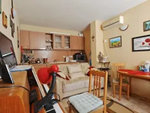 Salon z telewizorem i biurkiem