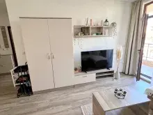 Szafka i telewizor na ścianie