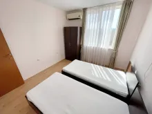 Dwa łóżka w sypialni