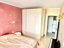 szafa i łóżko w sypialni