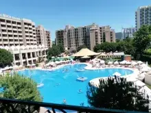 Widok na basen z balkonu