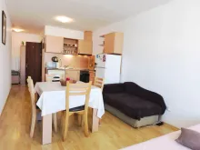 Stół kuchenny i sofa