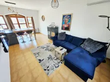 Salon z sofą i barem