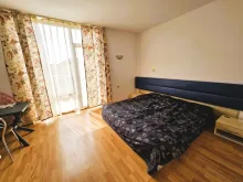łóżko dwuosobowe w sypialni