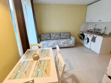 Stół jadalniany w pokoju