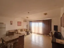 Stół z krzesłami i kanapa