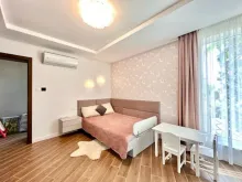 Sofa i stolik w salonie
