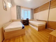 dwa łóżka i szafa w pokoju
