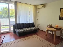 sofa w pokoju
