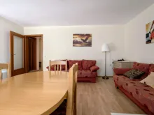dwie sofy i stół