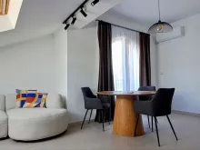 stół i kanapa w pokoju
