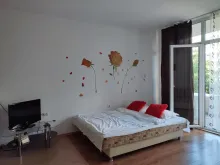 rozkładana sofa w mieszkaniu