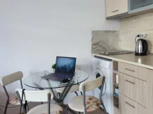 strefa jadalna w pokoju
