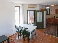 Stół do jadalni i lodówka