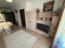 Telewizor i szafa w salonie