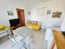 Stół obiadowy i sofa