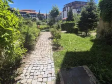 przytulny taras z zielonym ogródkiem