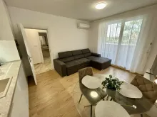 Salon z sofą i stołem