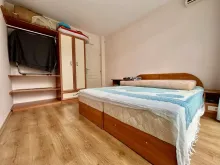 Łóżko i szafa w pierwszej sypialni